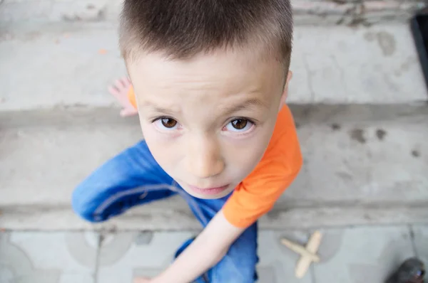 Ovanifrån Pojke Stående Närbild Sitter Trappan Barnets Ansikte Kaukasiska Kid — Stockfoto