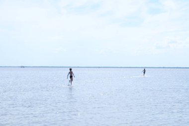 Çocuk yaz göl yüzeyinde çalışan. Rusya tuzlu sığ göl. Yalnızlık kavramı koca dünya