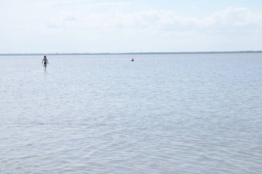 Çocuk yaz göl yüzeyinde çalışan. Rusya tuzlu sığ göl. Yalnızlık kavramı koca dünya