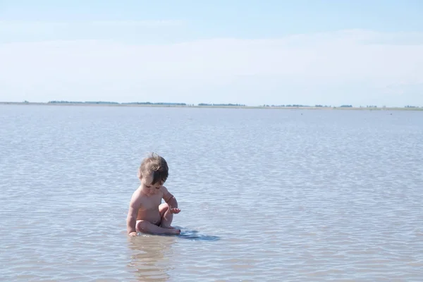 Sentado Bebé Entre Lago Verano Lago Poco Profundo Sal Rusia — Foto de Stock