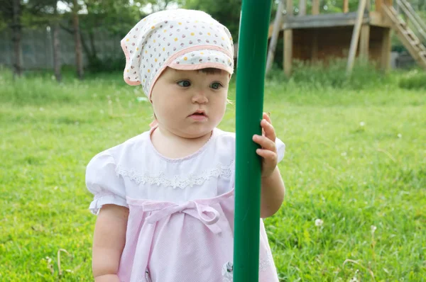 Mosquito Pica Dedo Bebê Verão Menina Olhando Para Gnat Sua — Fotografia de Stock