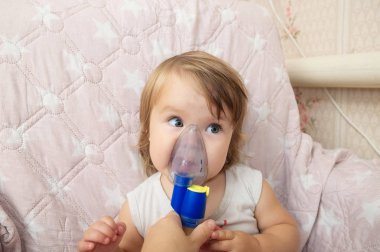 hasta bebek kız inhalasyon, solunum yordam tarafından zatürree için Nebulizatör maske kullanmak ya da öksürük çocuk, oksijen tüpü, Kompresör Nebulizatör, sağlık için nebules makine için