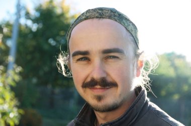 Genç güneşli gün açık havada portre sakal, earlocks, sidelocks ve bıyıklı adam. Çok güzel ve dostça mutlu gülümseyen kişi