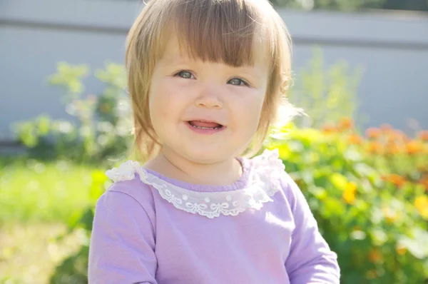 Bonito Bebê Menina Feliz Sorrindo Retrato Criança Emocional Adorável Livre — Fotografia de Stock