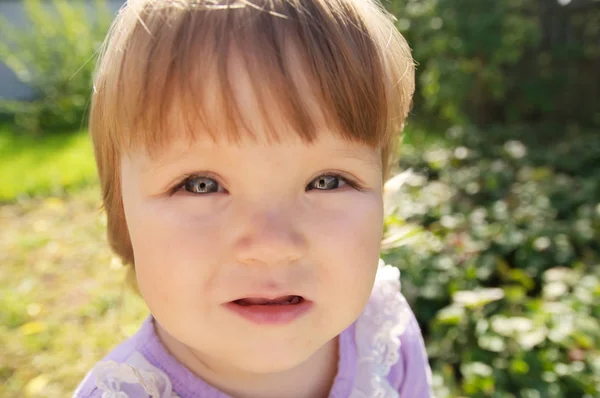 Söt Baby Flicka Stående Sommaren Bedårande Barn Utomhus Parken — Stockfoto