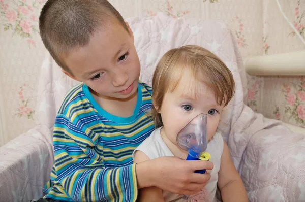 Sjuka Barn Pojke Göra Nebulisatorn Mask För Inandning För Lillasyster — Stockfoto