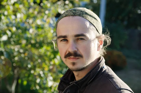 Retrato Hombre Joven Con Barba Orejeras Medias Laterales Bigote Día —  Fotos de Stock