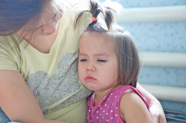 母亲抱着哭泣的小女孩 平静下来的孩子 眼泪在脸上哭泣 — 图库照片