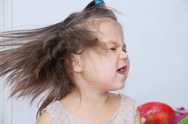 Menina Balança Cabeça Salpicando Cabelo Criança Engraçada Com Dança Emoção — Fotografia de Stock