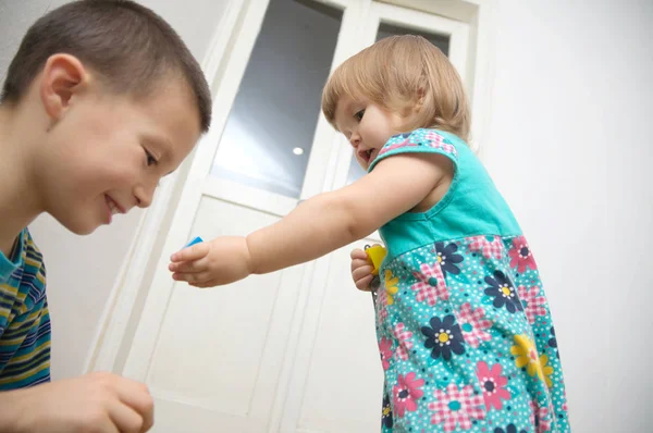 Kinder Spielen Hause Familienmomente Authentizität Kleines Mädchen Mit Bruder Geschwister — Stockfoto