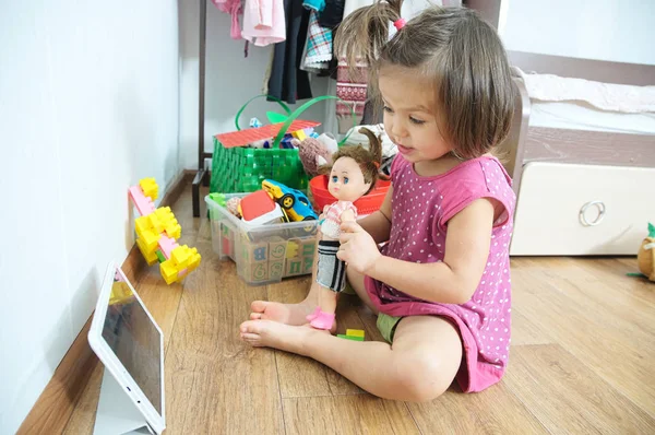 Niña Mostrando Muñeca Mientras Habla Línea Través Tableta Con Abuelo — Foto de Stock