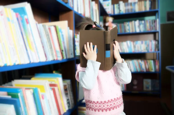 Kleines Mädchen Versteckt Sich Bibliothek Hinter Buch — Stockfoto