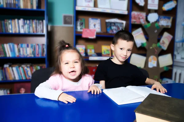 Barn Biblioteket Glad Läsebok Liten Flicka Och Pojke Grupp Lärande — Stockfoto