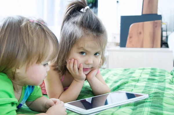 Niñas Mirando Almohadilla Acostadas Cama Casa Los Niños Pasan Tiempo — Foto de Stock