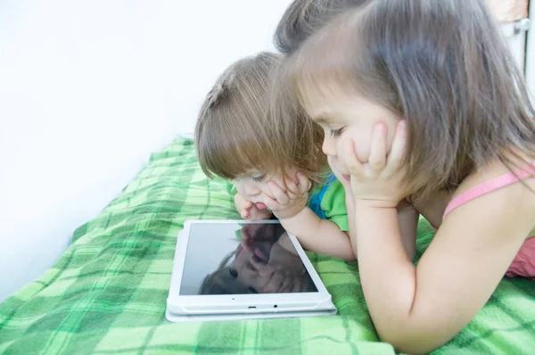 Niños Usando Tableta Acostados Cama Casa Los Niños Pasan Tiempo — Foto de Stock