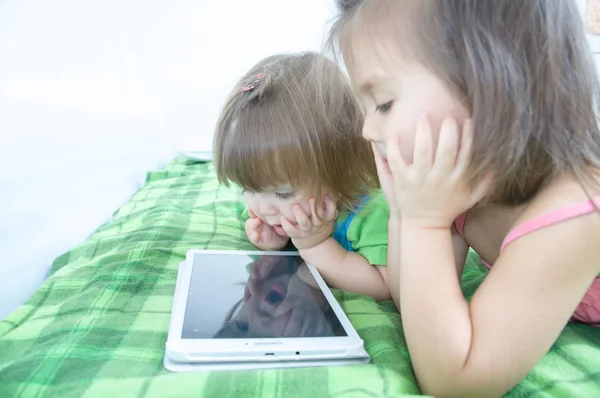 Niñas Mirando Almohadilla Acostadas Cama Casa Los Niños Pasan Tiempo — Foto de Stock