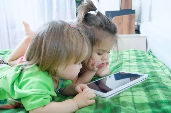 Niñas Mirando Almohadilla Acostadas Cama Casa Los Niños Pasan Tiempo — Foto de Stock