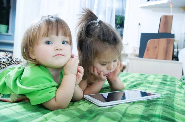 집에서 침대에 어린이 태블릿 컴퓨터를 — 스톡 사진