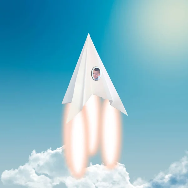 男孩宇航员在纸火箭上空的云飞向太空 当代艺术拼贴画 梦就像 — 图库照片