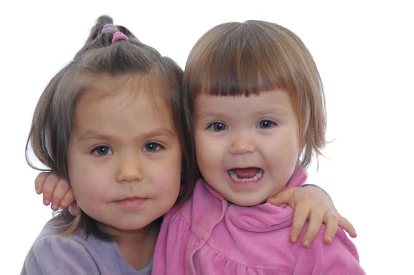 Duas Meninas Abraçando Retrato Isolado Fundo Branco Irmãos Felizes Idade — Fotografia de Stock