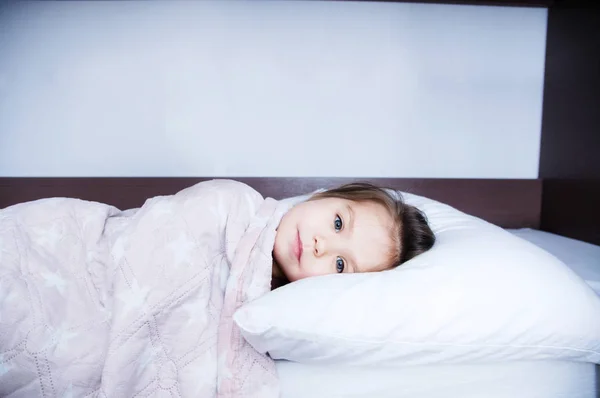 Bambine Che Vanno Dormire Sdraiate Sul Letto Programma Sonno Nello — Foto Stock