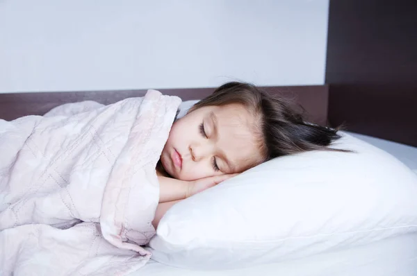 Bambine Che Dormono Sdraiate Sul Letto Programma Sonno Nello Stile — Foto Stock