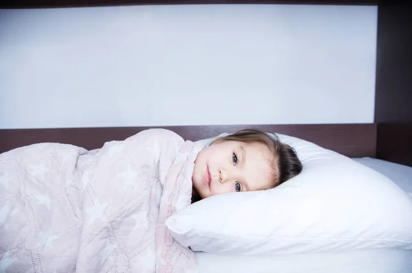 Little Girls Going Sleep Lying Bed Sleep Schedule Domestic Lifestyle — Stock Photo, Image