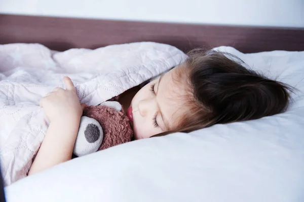 Bambine Che Dormono Sdraiate Sul Letto Programma Sonno Nello Stile — Foto Stock