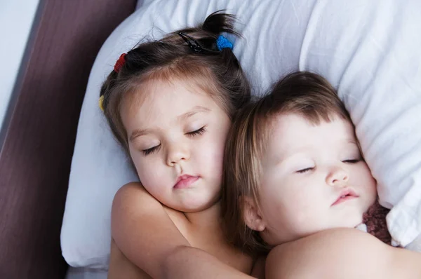 Due Bambine Che Dormono Sdraiate Sul Letto Programma Sonno Fratello — Foto Stock