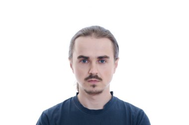 Adam yüzüne sakal ve bıyık. Beyaz arka plan adam portre üzerinde izole. Genç karakter