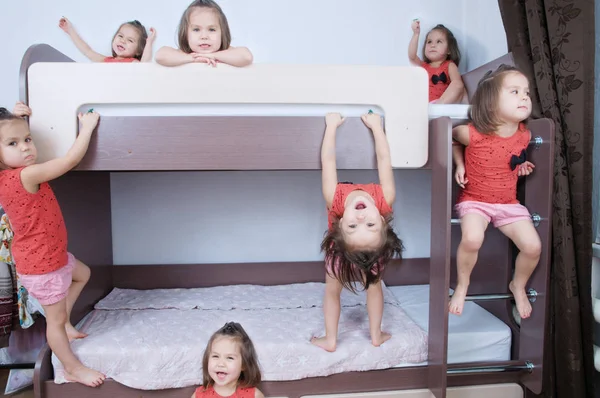 Muchas Niñas Clonan Cama Bund Habitación Los Niños Vida Doméstica — Foto de Stock