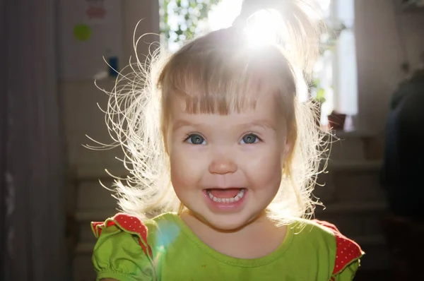 Portrait Rétroéclairé Bébé Fille Souriant Cheveux Ébouriffés Enfant Parlant Heureux — Photo