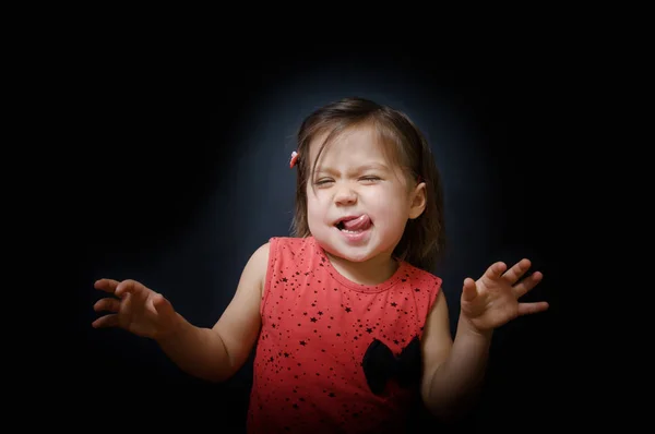 Дитина Веселиться Показує Язик Темному Тлі Смішна Маленька Дівчинка Танцює — стокове фото