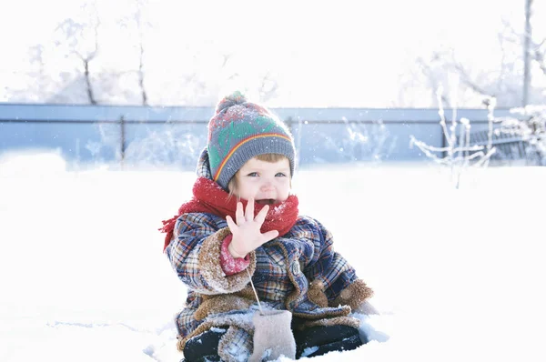 Bébé Vêtements Hiver Plein Air Enlever Ses Mitaines Dire Bonjour Photos De Stock Libres De Droits