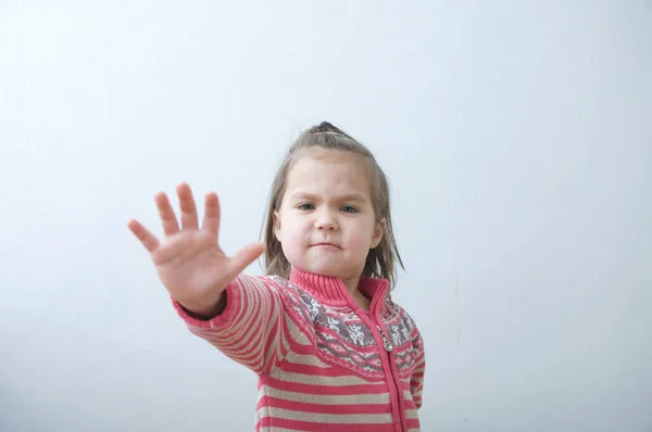 停止标志 孩子手掌说停止与手在自己面前 暂停对儿童的约束 儿童保护 — 图库照片