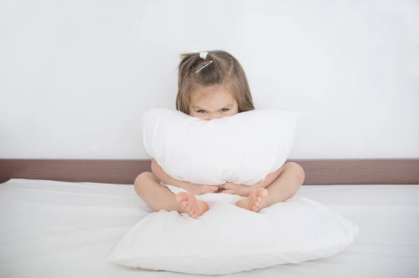 Bambino Sul Letto Con Cuscino Che Prepara Dormire — Foto Stock