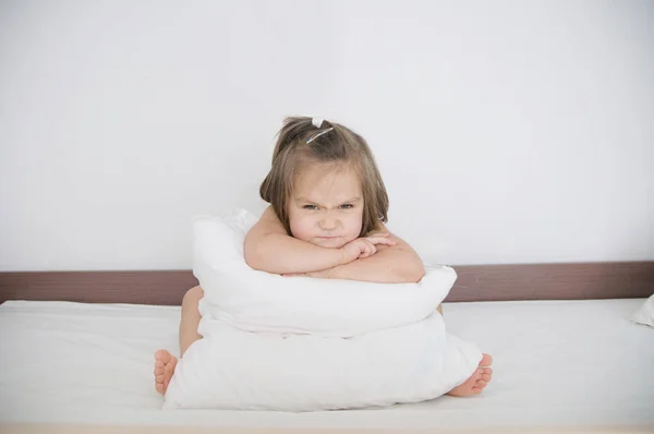 Bambino Che Prepara Dormire Seduto Sul Letto Con Cuscino — Foto Stock