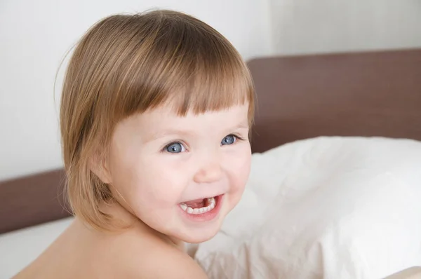 幸せそうな笑みを浮かべて赤ちゃんの女の子顔 かわいいかわいい小さな女の子肖像画 白人の子 — ストック写真