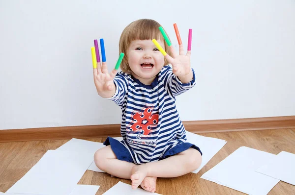 Дитина Щаслива Усмішка Сидить Підлозі Граючи Повстяними Кінчиками Ручок Дитяча — стокове фото