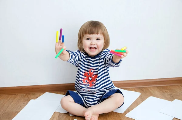 Niño Feliz Sonriendo Sentado Suelo Jugando Con Rotuladores Fieltro Niña — Foto de Stock