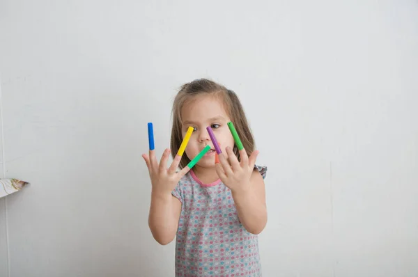 Kleinkind Spielt Mit Filzstiften Baby Mädchen Malen Und Spielen Bunte — Stockfoto