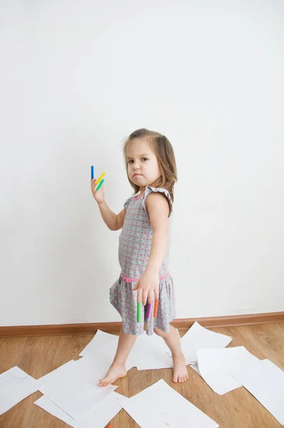 Niño Jugando Con Rotuladores Fieltro Niña Pintando Jugando Con Cosas — Foto de Stock