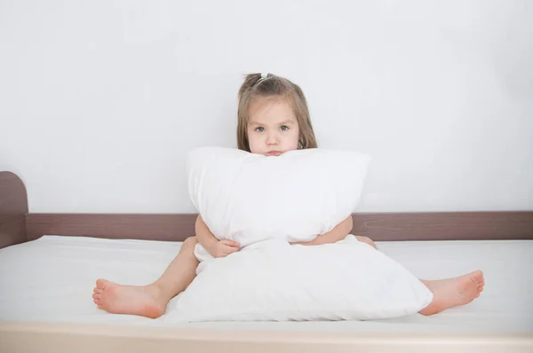 Criança Preparando Para Dormir Sentada Cama Com Travesseiro Imagem De Stock