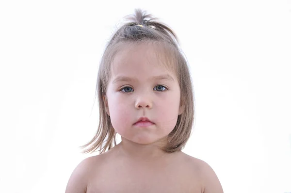 Reconocimiento de identificación facial infantil. Retrato de niño Aislado sobre fondo blanco — Foto de Stock