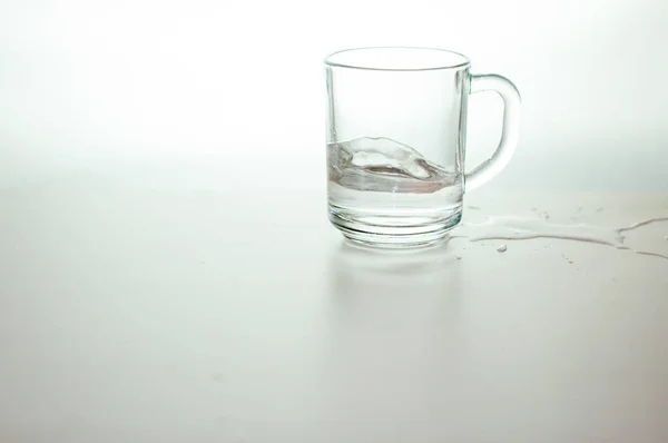 Wasserwelle Transparentem Glas Und Pfütze Auf Grauem Hintergrund Gereinigtes Frischwasser — Stockfoto