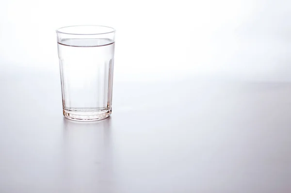 Víz Átlátszó Üvegben Szürke Háttérrel Tiszta Friss Ivóvizet Asztalra Stock Fotó