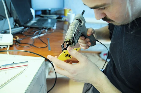 Estatueta Fazer Jovem Esculpindo Abelha Brinquedo Artesanal Cola Plástico Hobby — Fotografia de Stock