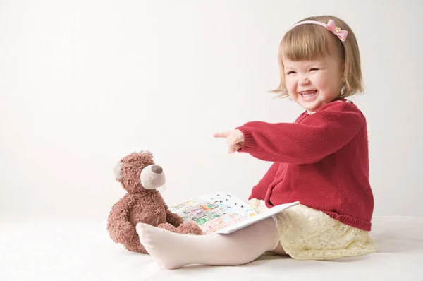 Brincando Escola Com Brinquedos Feliz Sorrindo Bebê Menina Elegante Vestido — Fotografia de Stock