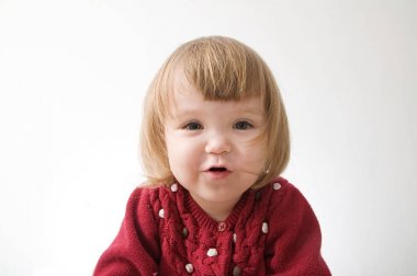 mutlu komik küçük kız duygusal oynarken. ayı ve bebek ile sevimli kafkas sarışın kız bebek 