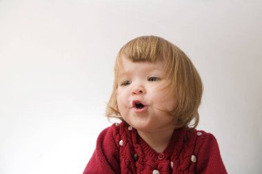 mutlu komik küçük kız duygusal oynarken. ayı ve bebek ile sevimli kafkas sarışın kız bebek 